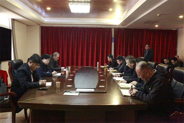 151671092277190891.jpeg 12月2日,陕煤地质集团党委书记、董事长谢辉,党委委员、副总经理秦建强,经营管理部副主任周恩堂一行来一八六公司开展调研。一八六公司7名领导班子成员和19名中层干部参加了调研会。摄影:郭玉佳 (3).jpg