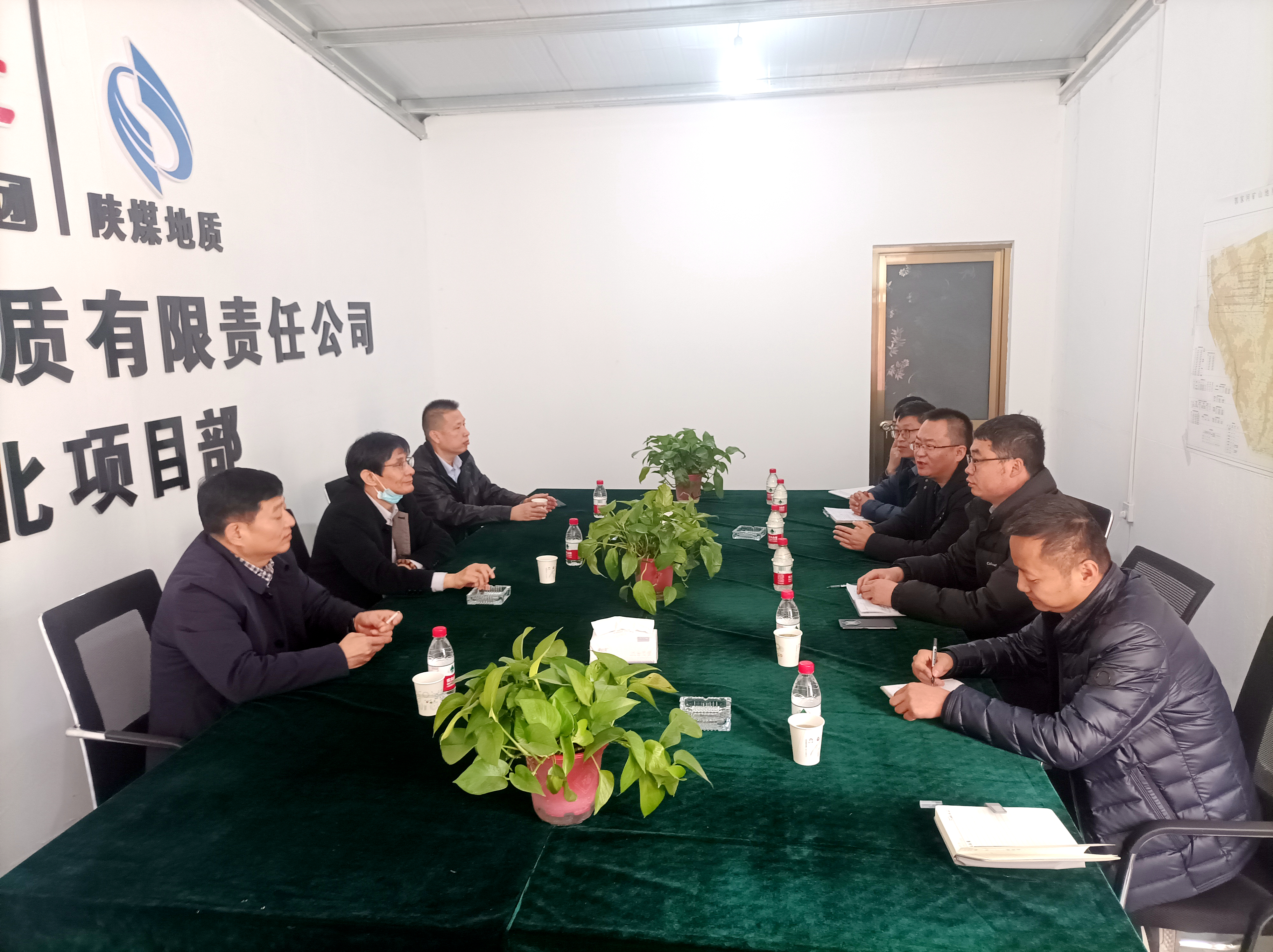 071701940118878997.jpeg 12月6日,陕煤地质集团党委副书记、总经理董卫峰、副总经理冯西会、战略规划部矿业发展处处长李高鹏一行到我公司麟北项目部检查指导工作,公司副总经理强林陪同检查。.jpg
